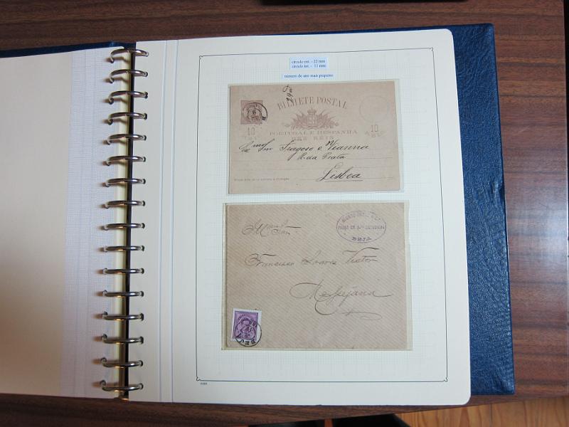 0019 (20).JPG -     Lote:    19      Marcofilia      Lotes Especiais       Descrição:         Portugal. Colecção especializada de carimbos de duplo círculo, tipo 1852, montada em 4 álbuns Lindner, com selos de diversas emissões e cartas, com estudo minucioso de cada marca. Lote a ver.         Lote       Valor Base:     &euro; 2.500,00     Valor Venda:     Retirado     